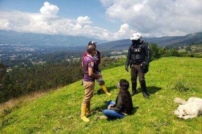 La mujer pidió ayuda a los moradores que viven en el sector. Luego llegaron los agentes policiales.