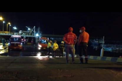 Bomberos de Jaramijó y Manta llegaron para  atender a los asaltados.