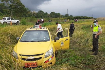 La víctima se metió con el taxi a un arrozal para evadir a los pillos.