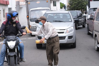 El octogenario se interna en las calles, entre los vehículos, para ofrecer su dulce.