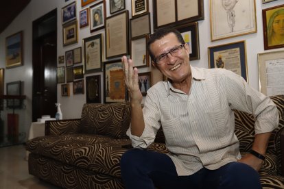 Aún tiene nerviosismo, se le ponen las manos heladas y el corazón le late más fuerte,  cuando sale a un escenario, pese a sus 52 años en la comunicación, de los cuales 45 han sido en televisión. Dice que cuando no sienta eso se habrá perdido.