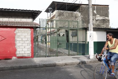 El acceso a la peatonal donde ocurrió el crimen permanecía cerrado.
