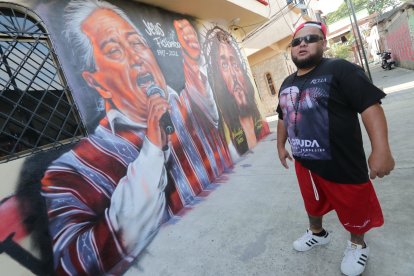 Raúl Cela le rinde un homenaje póstumo a Jesús Fichamba realizando un mural.
