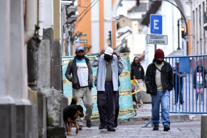 Los habitantes de calle deambulan por el Centro Histórico en busca de comida, la que no consiguen por el encierro.