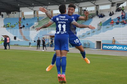 El festejo de Emelec en el estadio Nueve de Mayo, Zapata y Rojas.