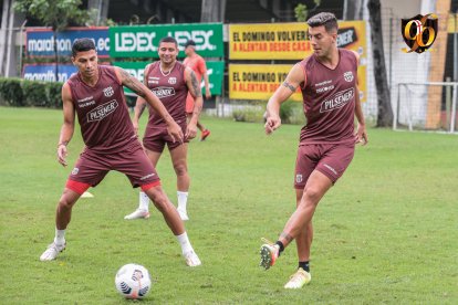 Michael Hoyos, Fernando León y Mario Pineida en el último entrenamientos antes de enfrentar a Boca Juniors.