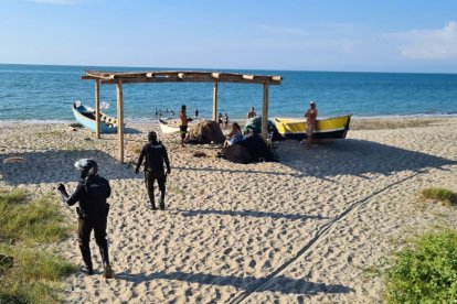 Agentes policiales hicieron salir del mar a unos bañistas