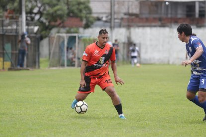Enrique Vera actualmente juega en el club Naranja Mecánica, que disputa el torneo de la Amateur League.