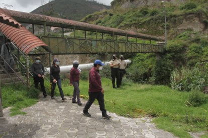 Hay personas que temen cruzar este puente luego de enterarse que un chico fue apuñalado cuando le quitaban su celular.
