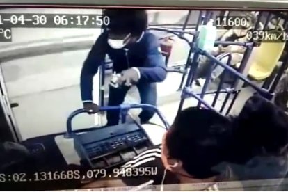 El robo a un bus de la línea 49 quedó registrado en cámaras de seguridad.