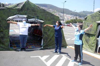 Andrés Paredes realiza los últimos ejercicios junto a las dos terapeutas antes de que le dieran el alta.