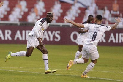 Cristian Martínez Borja (i) es el goleador de los universitarios. Espera poder festejar también ante el Flamengo.