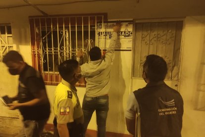 Entre las acciones de control del fin de semana consta el cierre de dos domicilios en el norte de Guayaquil en los cuales se consumía una multitud consumiendo alcohol.