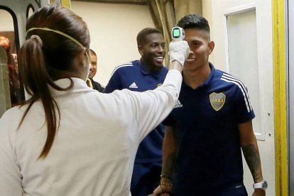 A los jugadores les realizan las pruebas antes de cada cotejo futbolístico.