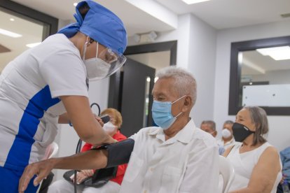 Personal médico de clínicas apoya en el proceso de inoculación en Guayaquil.