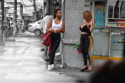 Las trabajadoras  sexuales se instalan en cada esquina de la calle.