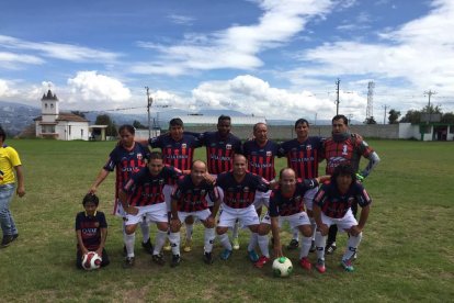 José Luis Ordóñez (abajo derecha) junto a su amigo y excompañero Fabián Cubero en el equipo de glorias del Deportivo Quito.