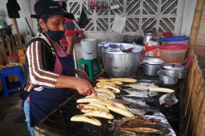 Olga Rodríguez es diestra en asar pescados y plátanos.