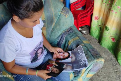 María revisa con dolor y nostalgia las fotografías de su hermana Selena.
