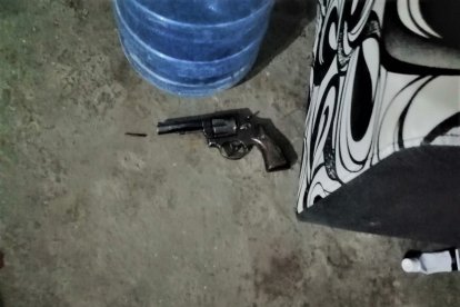 Ángel Chonillo se habría suicidado luego de dispararle a Jacinta Barre. El arma se halló a lado del hombre,