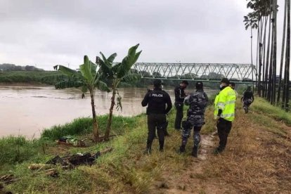 Los trabajadores de una hacienda bananera dieron la alerta sobre el cuerpo en el afluente.