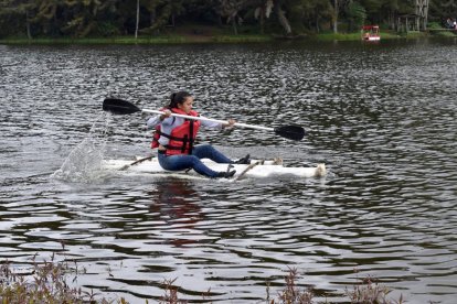 En la laguna, ubicada a cinco minutos del centro cantonal, se puede realizar paseos en botes.