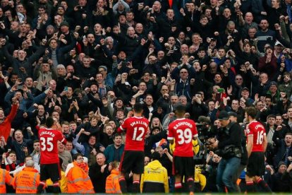 Los hinchas en Inglaterra podrían volver a los estadios, para los dos últimos duelos de la temporada.