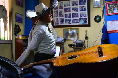 Fabián Mendoza se prepara para cantar este domingo.