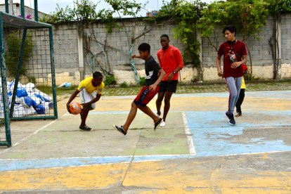 Los integrantes del proyecto, 'peloteando' con los chicos del barrio Nigeria.