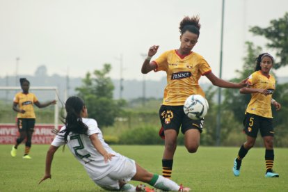 La jugadora de Barcelona, Celeste Caicedo (55), disputa el balón.