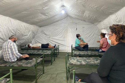 Los familiares de los pacientes con coronavirus en el centro de salud ya tienen dónde 'ruquear', lo hacen en carpas climatizadas.