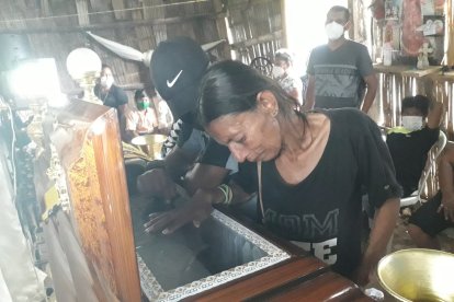 Los deudos pusieron una camiseta de Barcelona sobre el ataúd de Mariana Castro.