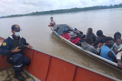 Migrantes utilizan río fronterizo con Colombia para trasportarse y cruzar al país vecino
