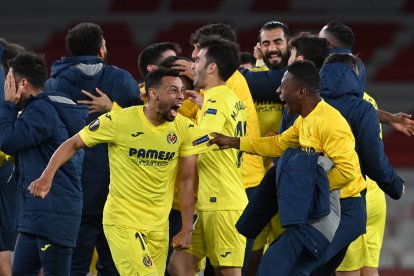 Pervis Estupiñán festeja con sus compañeros la clasificación a la final de la Europa League.