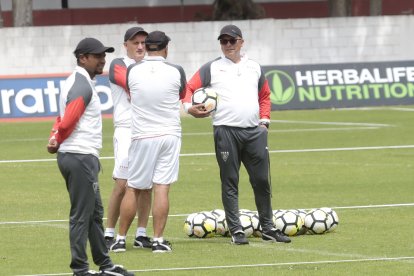 Franklin Salas (i) formó parte del cuerpo técnico de Pablo Repetto (c).