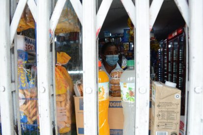 Los moradores  colocaron rejas en sus negocios como medida de prevención.