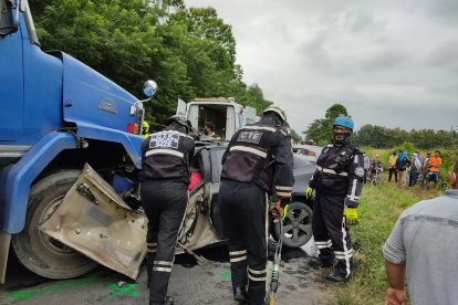 Así quedaron ambos vehículos tras la colisión.