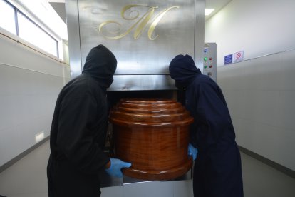 El tiempo de cremación de un cuerpo es de dos horas con treinta minutos.