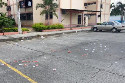 Una mujer fue asesinada en el balde de una camioneta en el sur de Guayaquil, en la balacera un hombre resultó herido