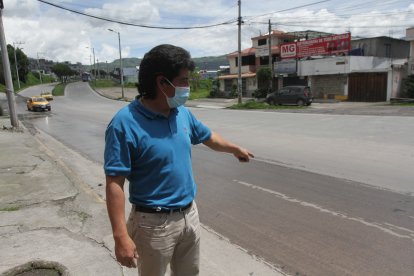 Un testigo señala el sitio donde ocurrió la desgracia.