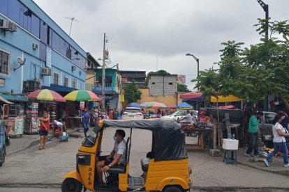 Los comerciantes incluso llegan a generar congestionamientos en las vías.