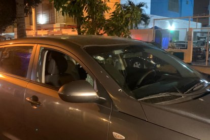 Dos hermanas que se movilizaban en este vehículo fueron baleadas la noche del jueves, sucedió en el norte de Guayaquil. Se encuentran estables.