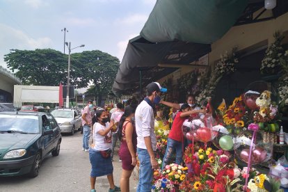 Se observaron largas filas de compradores a pie y en auto en la plaza de las flores.