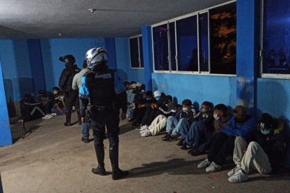 Los guambras estaban aglomerados en un espacio reducido.