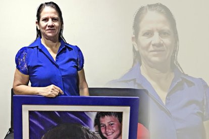 Tania Véliz afirma que ha aprendido a vivir con el dolor de haber perdido a su hijo, Carlos Cedeño, hace 14 años.