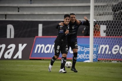 Lorenzo Faravelli (i) fue la figura de los rayados al marcar un doblete  contra Liga de Quito.
