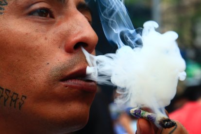Un activista del Movimiento Cannábico Mexicano fuma hoy, en el día mundial por la liberación de la marihuana, en Ciudad de México.