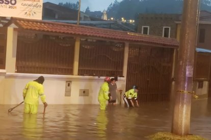 Debieron utilizar bombas de succión para eliminar el agua de las viviendas