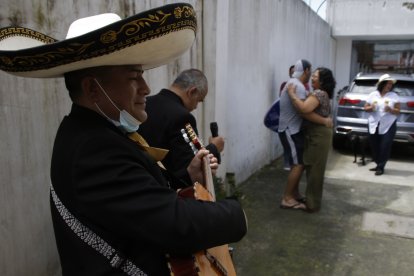 En Quito, familias festejaron a sus madres con mariachis.
