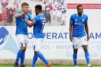 El delantero venezolano Edder Farías (i) fue el verdugo del Ponchito al marcarle tres goles.